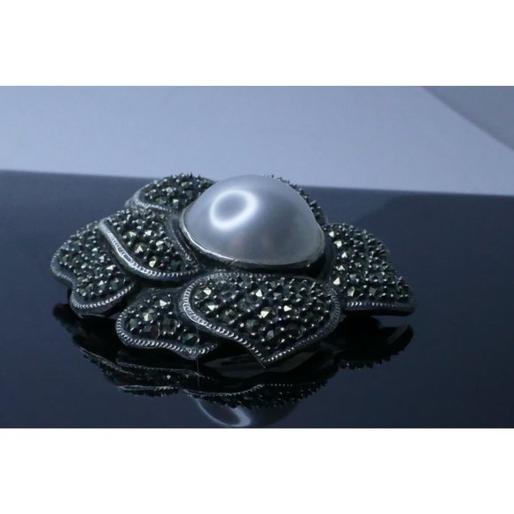 Big Bold Signed Judith Jack Sterling Silver Marcasite Faux Pearl Flower Brooch - Picture 4 of 12